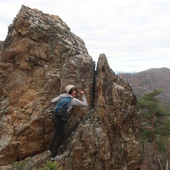 山友が身体能力を活かして中段まで行ったよ！この先は取っ手なし、ピースはいいから早く戻ってきて！