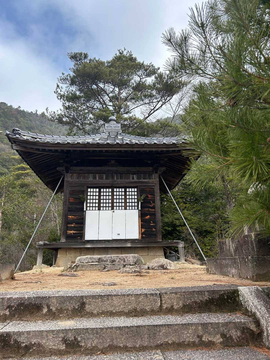 中腹にある不動院　綺麗にされてます。