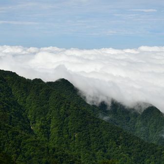 雲が滝雲のように稜線を越えてきます。