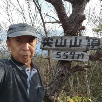 今日は登山の予定していなかったので、いつも車中に置いている長靴と、普段着で自販機で買ったお茶のみ携行。