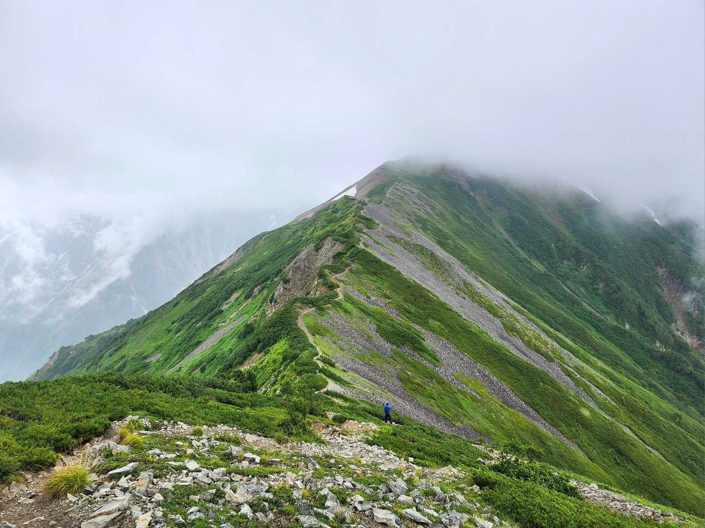 ドラマ、坂の上の雲のエンディングで流れる動画の山の稜線は、まさに🧐この稜線なのだ！
まさにイメージ通りの光景✨
坂の上の雲😭美しい！