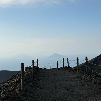 利島に向かって気持ち良いロードを歩きます❤️
ここがいちばん風が強かった😱
風速6〜8mくらい？もう少しあったかな？