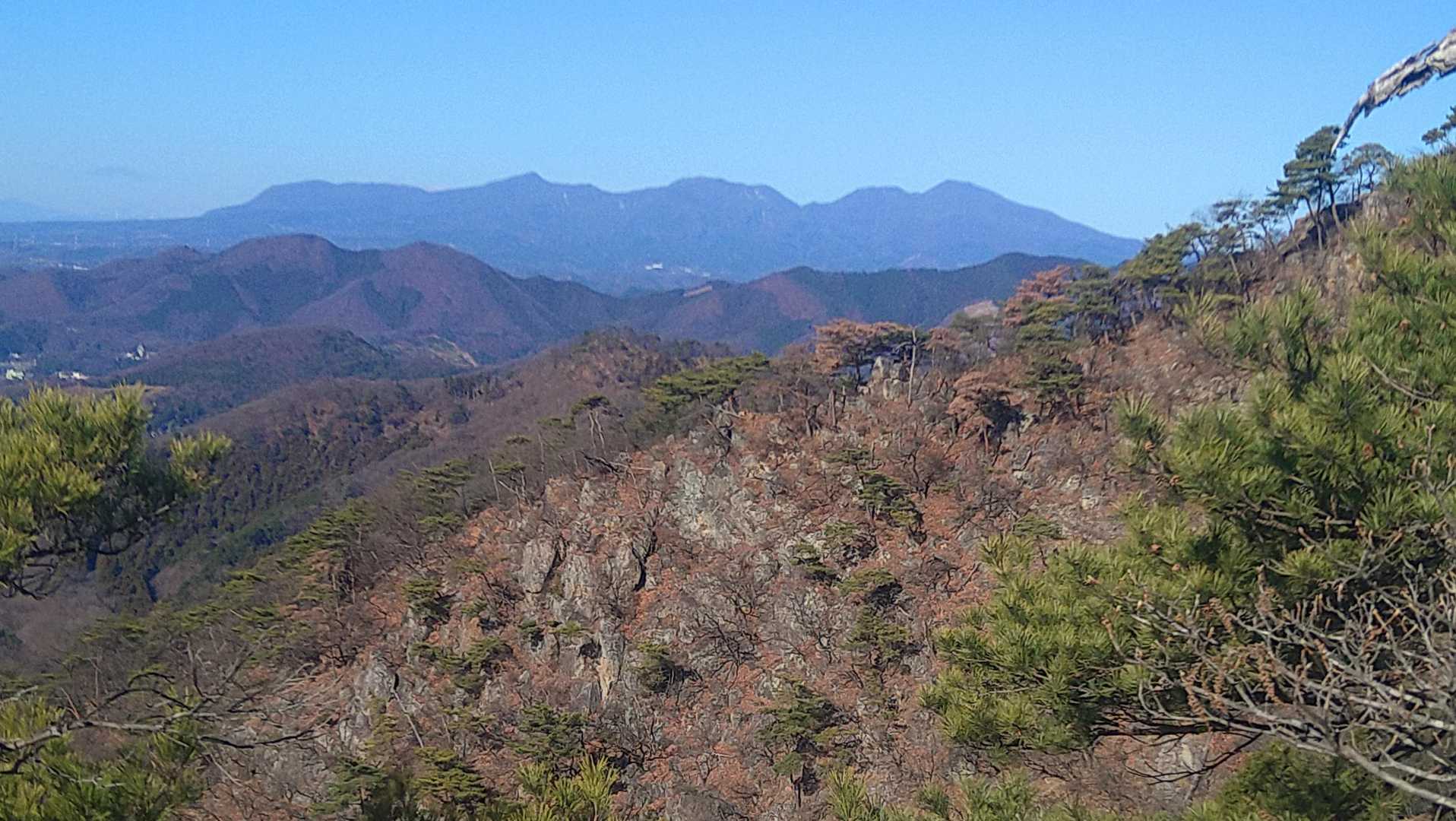 岩稜と赤城山