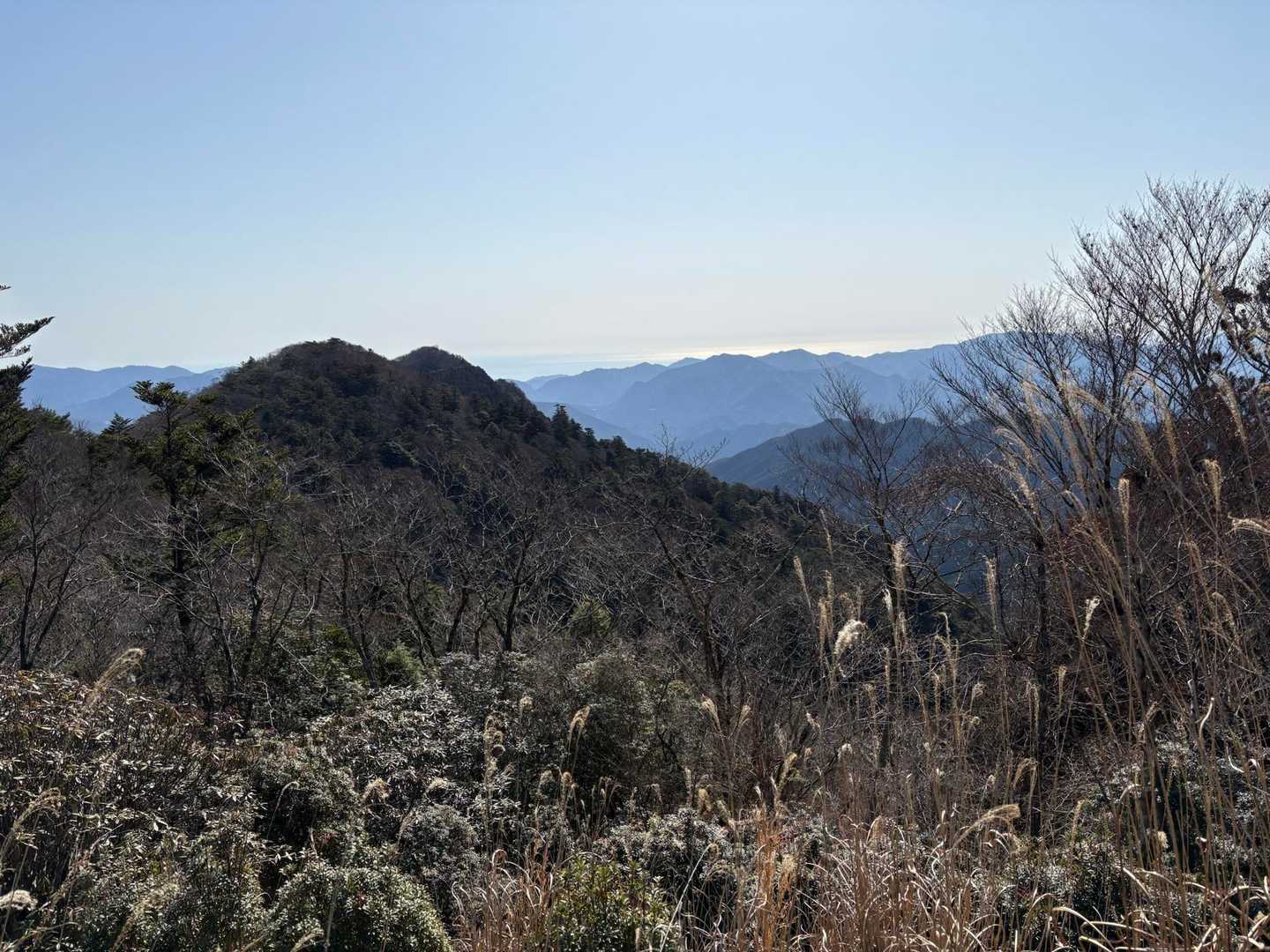 宝冠の森と三重県南部の山々の奥に熊野灘