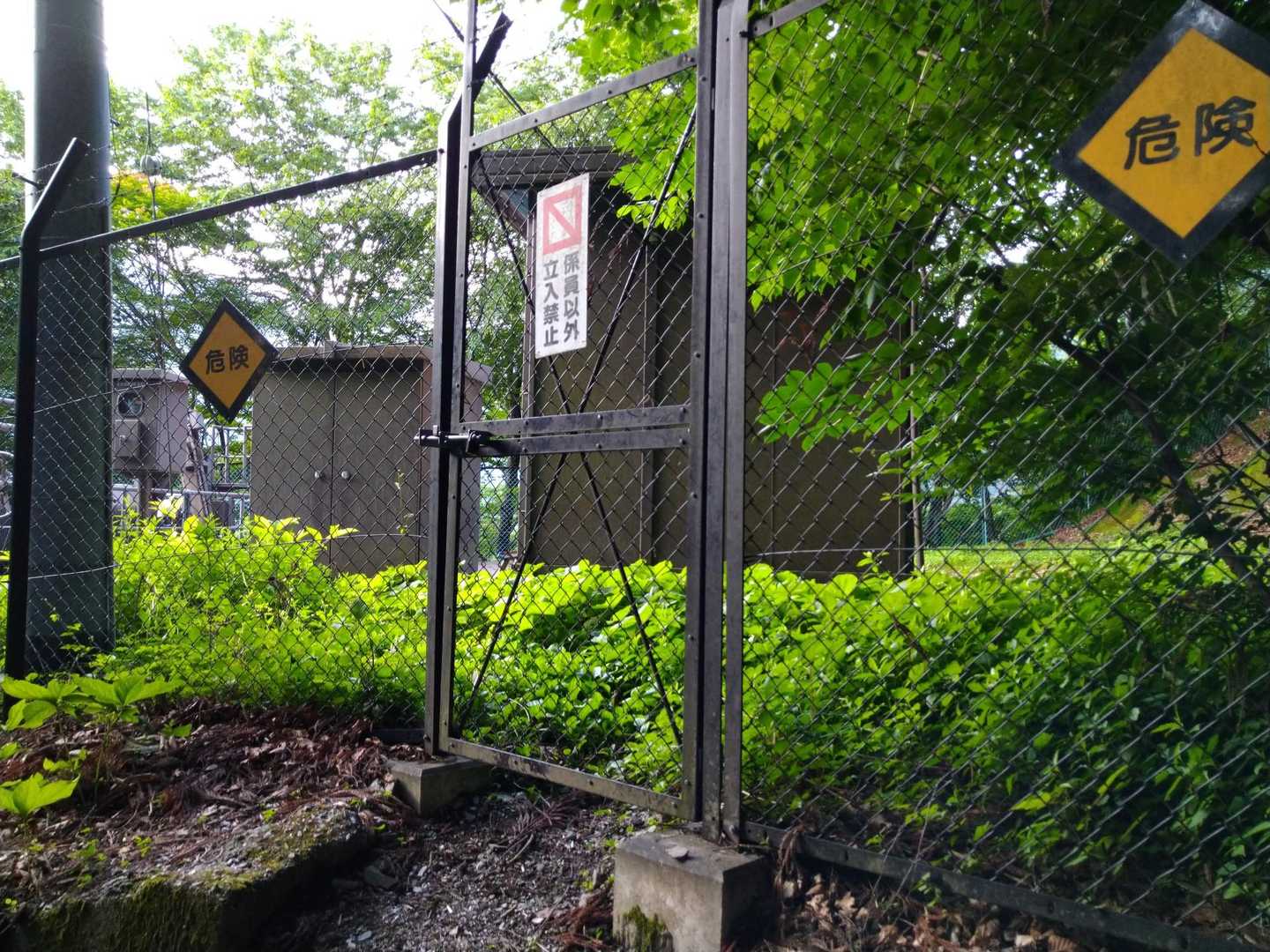 中電なのかな？取水口施設でパイプ終了。
下山時はこの施設が見えたときに、長い下降の終わりを実感できるらしい。