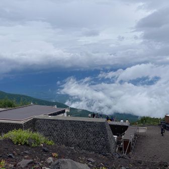 空が見えるうちに写真を撮っておかないと本当に富士山に来たのか分からなくなりそうだ。