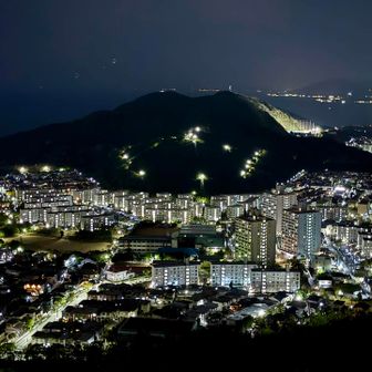 整然と立ち並ぶ高倉台ニュータウンの夜景。