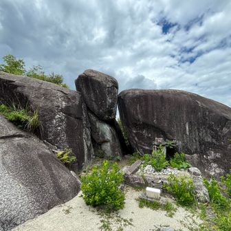 八天神社上宮の御神体岩