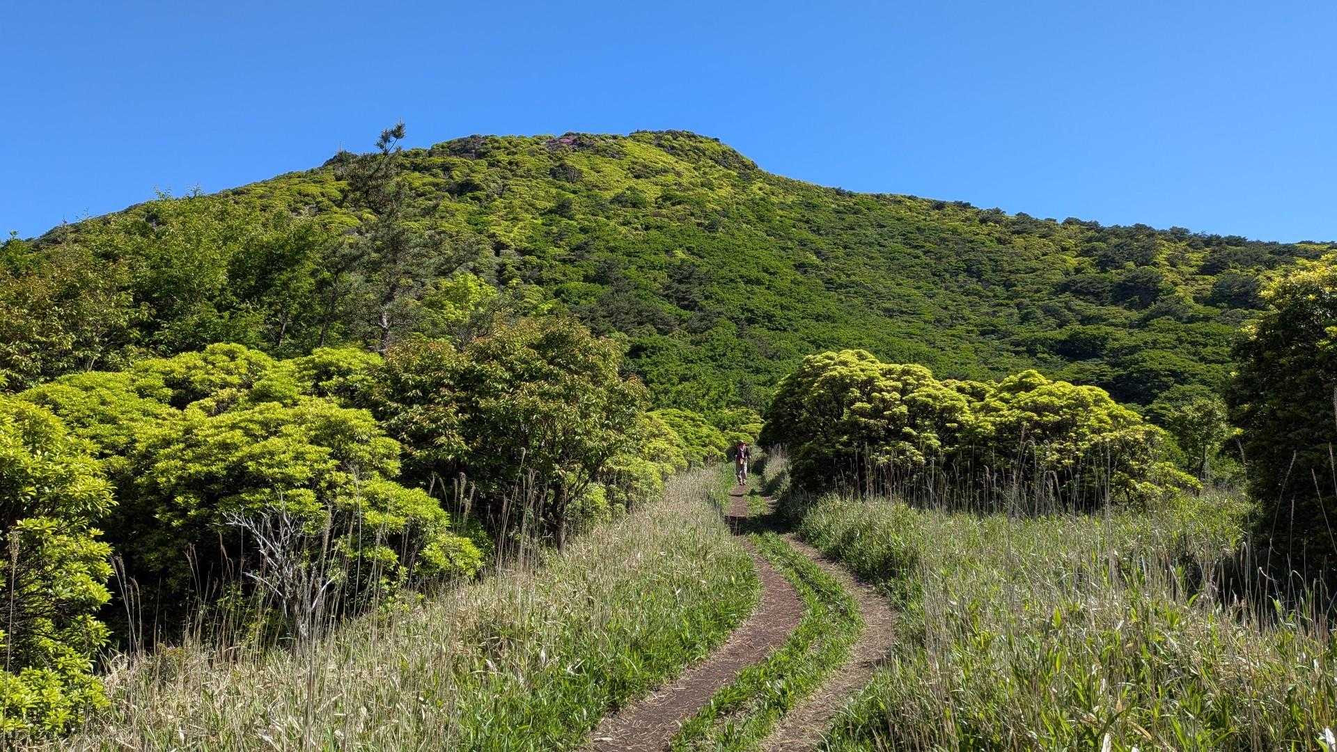 東屋で小休憩した後、目の前の黒岩山へ