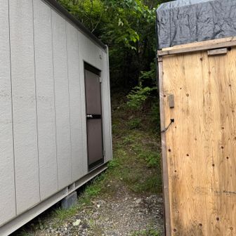 向かい側のプレハブの間からスタート