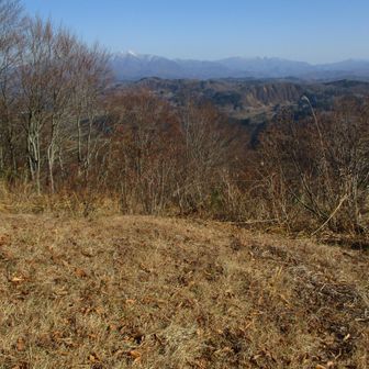 萱峠の少し上からの守門岳　大分前から白くなっている。