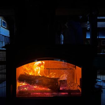 小屋に戻るとあたたかな薪ストーブが出迎えてくれた。
ありがたやー🙏