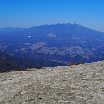 振り返ると、白砂の奥には八ヶ岳連峰が