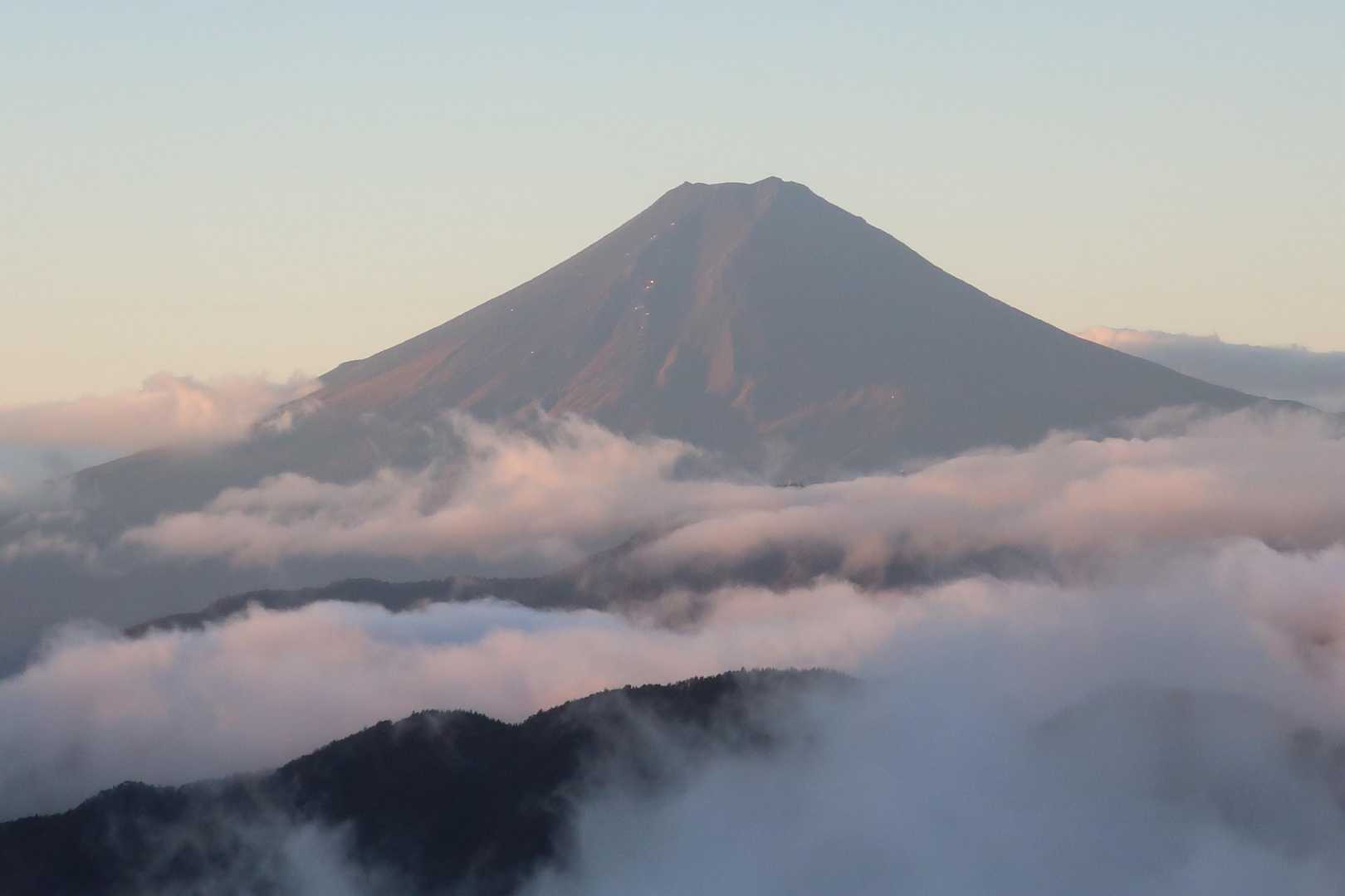 赤岩ノ丸から富士山が見えました。
嬉しかったけど雪が無い、初冠雪はお預けとなりました。