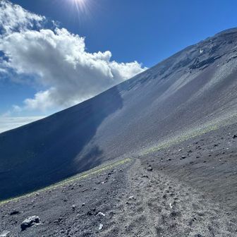 宝永山の火口への下りは、ザックザックと走れるほど歩きやすい🏃‍♂️
それに比べ、ここの登りの辛さはパワーロスがハンパない💦