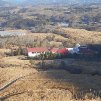 下に見える青少年の家の駐車場も登山で利用できるみたいだけど、利用受付の手続きがめんどくさそう…だからここはやめといた。