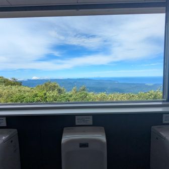 駐車場のお手洗いから・・・いい景色すぎじゃ、このトイレ