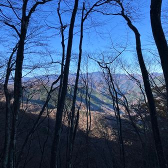 反対の稜線にも火が差してきた。綺麗な山々