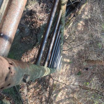 ハシゴ下を見下ろす
ひえ〜高い