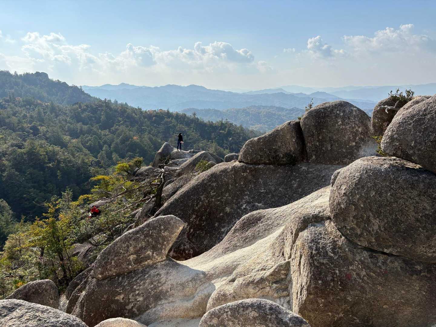 おもしろい岩…人気の山のはずやね。