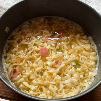 水餃子を食べ終わったら残った汁をもう一度煮立てて、インスタント麺を投入
うん、あり！