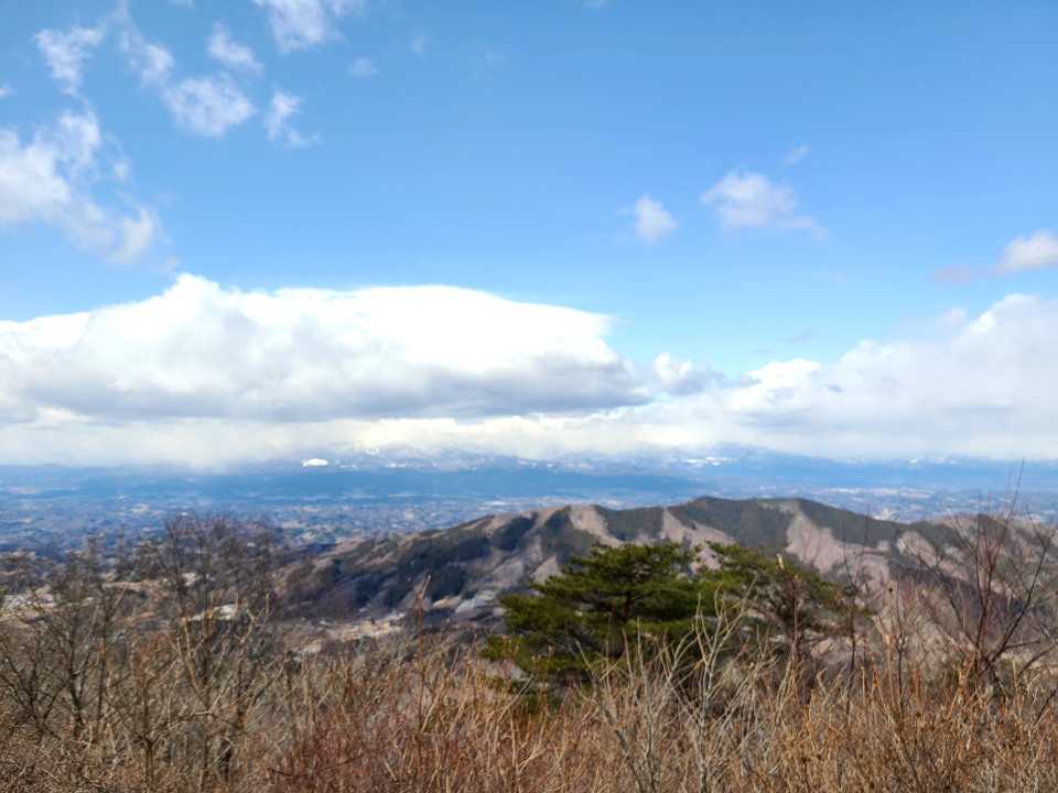 口太山山頂から安達太良山方面を望む。