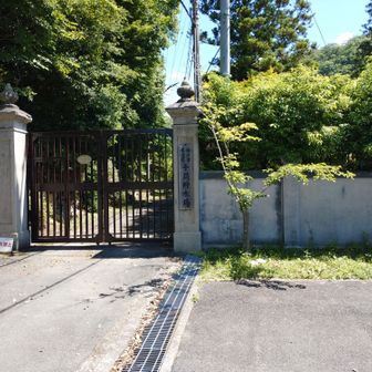 道なりに歩いてゆくと
神戸市水道局千苅貯水場に
突き当たります。

此処は桜まつり開催時以外は
通常一般開放されていません。

なので開放されてない時は
向かって右側の塀とフェンス沿いに道が
ありますので、その道を辿って
ゆきましょう🐕️