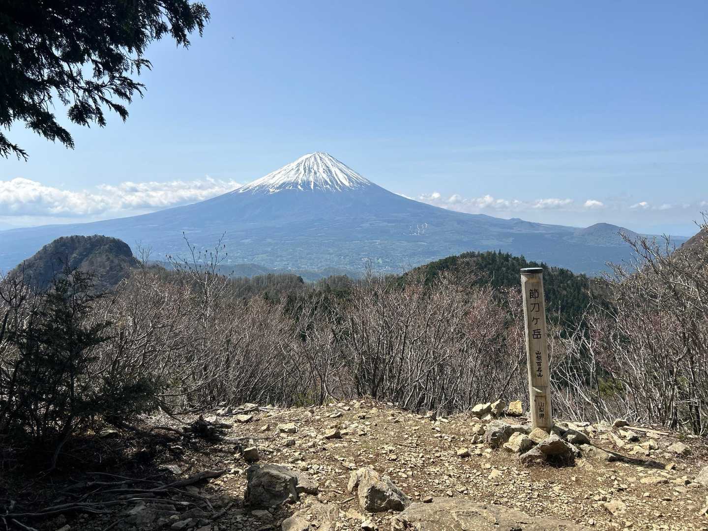 節刀ヶ岳山頂より。
日陰があって静かです^ ^