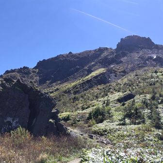 上高地方面より振り返る
『焼岳北峰』✨️

強風でなかったら…
まだまだ居たかったなぁ〜😂

こちら側に降りてきても強風で…🌀

なかなかLunch食べられなーい😭
（腹ペコ我らﾃﾞｽ）