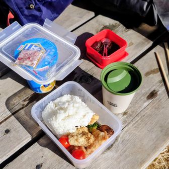 袖平山山頂到着♪
姫次か袖平山かでランチ迷うが、日当たりよく風無く暖かい袖平山で♪正解でした♪