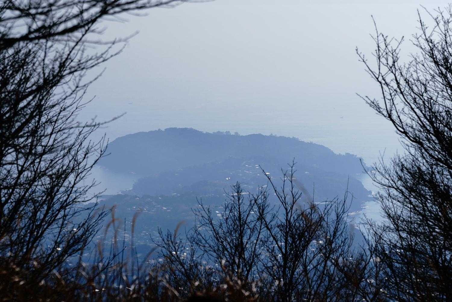 汗だくで山頂へ💦💦
南東斜面は風もなく暑かった⤵︎
真鶴半島はシルエットだった