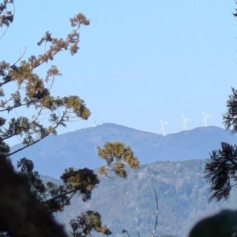 大河原高原方面、風力発電が見えます