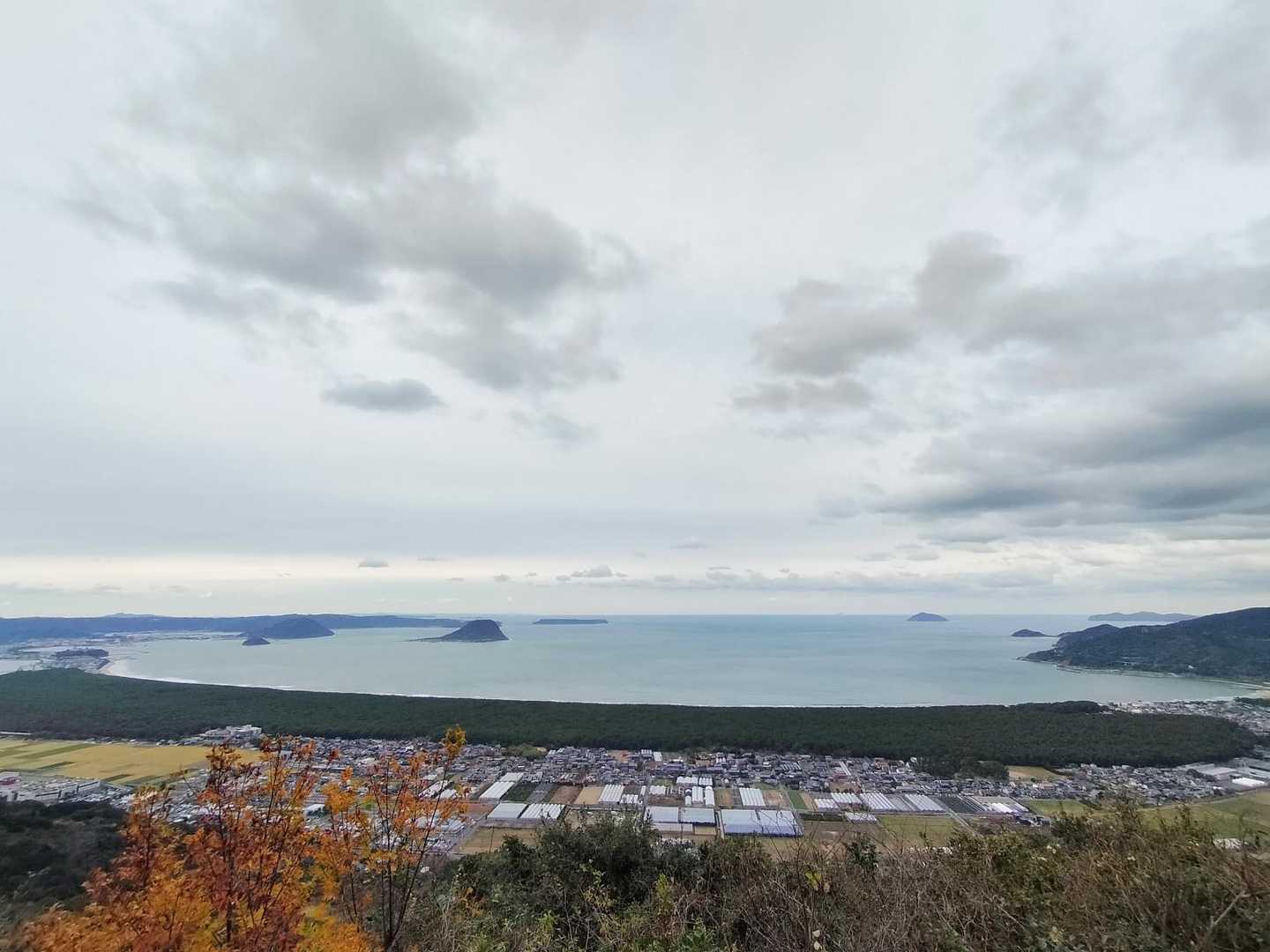 虹の松原と、遠くに高島や神集島も。

鏡山はかがんでる山（かがみやま）だから、立ったら富士山より高いとかw
元日に登るに相応しいお山かも☺
