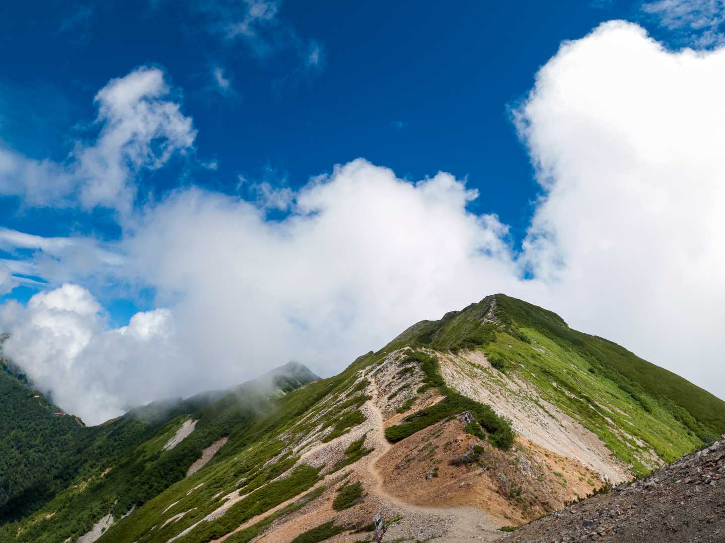 南峰を一旦下り、中峰を目指します。中峰の後に北峰がありますが、頂上には行けません