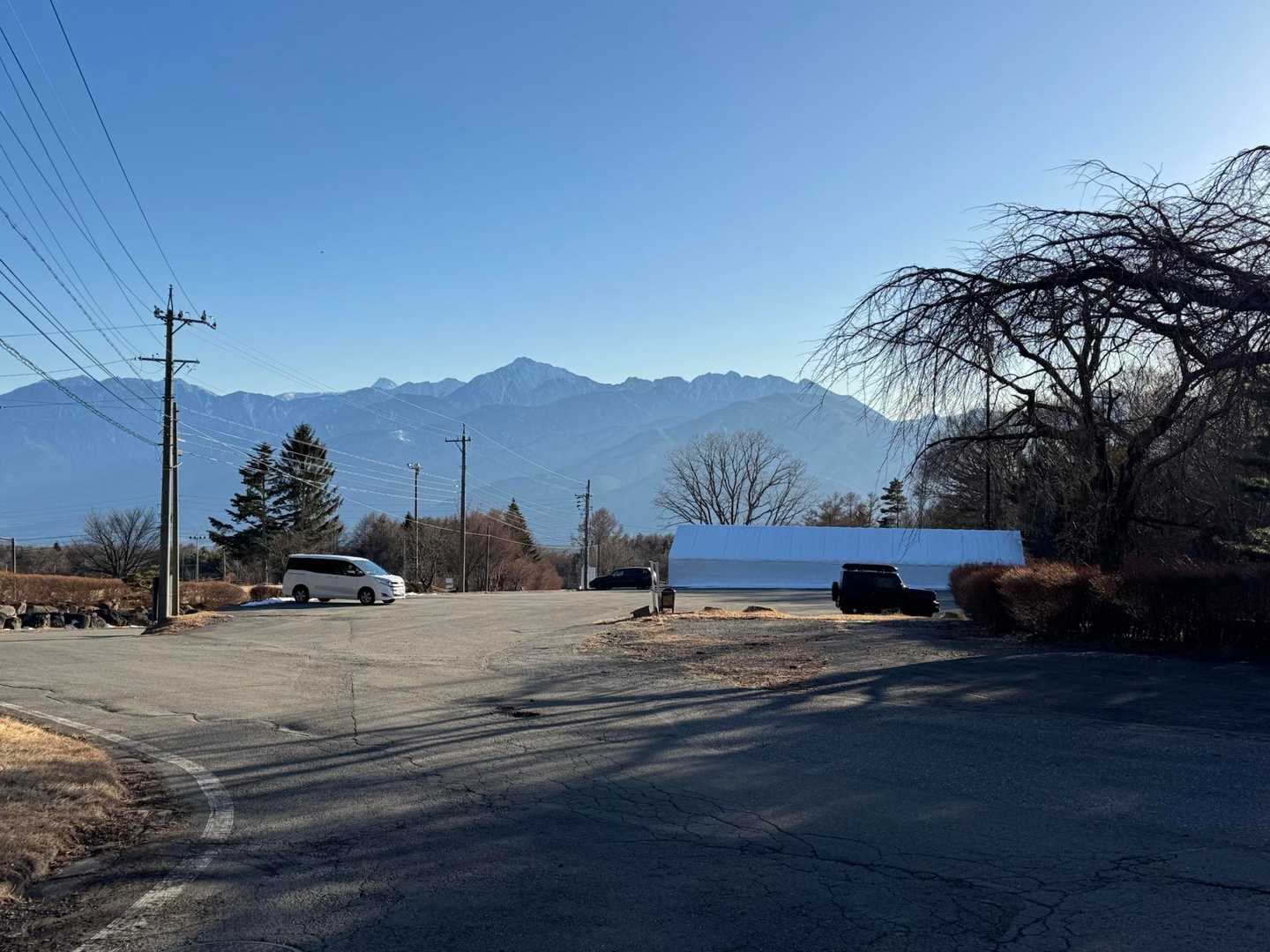駐車場に到着〜♪
おつかれさまでした〜♪

今回は積雪後、入山してる人がほとんどいなかったようで踏み固まったトレースがなく、ちょっと大変でした。積雪後は踏み固まったトレースができるまで待った方がいいなと思った山行でした。
いや〜、こんなこと思うようになったとは、軟弱になったな～と思う今日この頃🤣