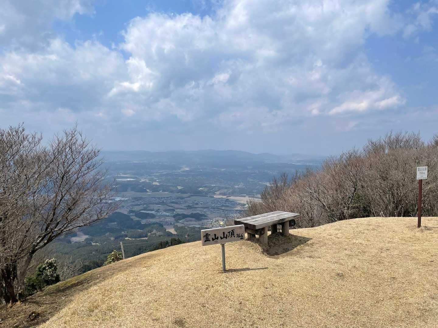 そうそう、ここココ、日記で見た景色だ！
誰もいないし、ランチを食べて、ベンチで寝転ぼうーー🛏️
この時間、最高に至福の時間です☺️
