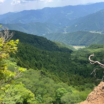 頂上を過ぎて西峰からの眺め👀
足場が狭いから早々に下山開始です