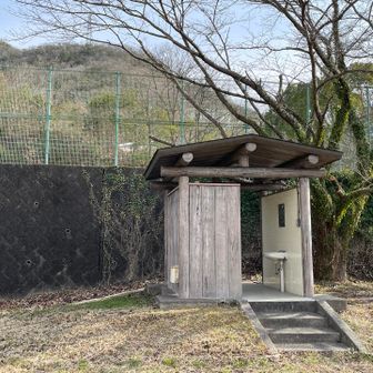 テニスコートの裏にトイレあり🚻とても綺麗