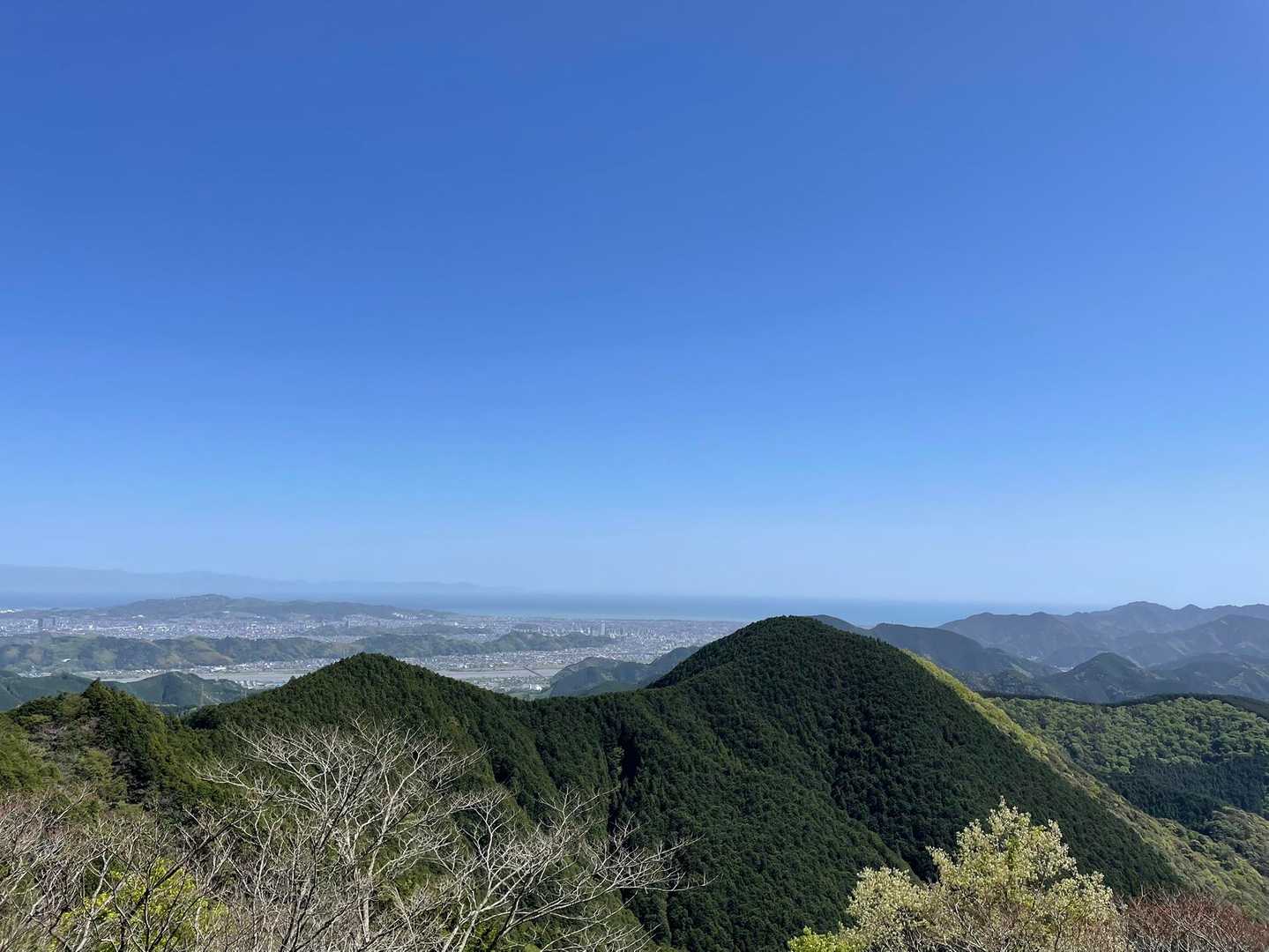 池の上の展望台へ初めて行ってみたら富士山は見えないけど、向こうまで山で繋がってるのがよく見えた