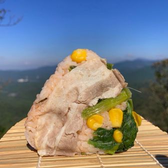 ほうれん草とコーン🌽豚肉のおにぎり