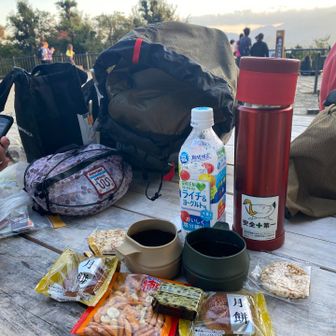 高尾山山頂では山⛰️を見ながらコーヒー☕︎タイム🎶これも夕焼けに合わせての目的🧡
