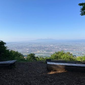 鳥海山の雲がやっと晴れた。水の張られた田んぼもきれい