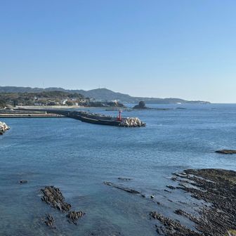 印南漁港手前からの眺望
奥の半島が切目岬、近くまで歩きます