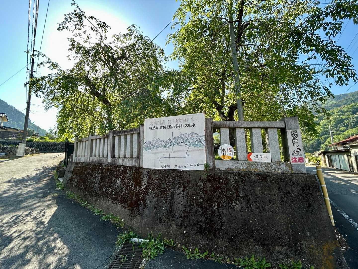 神社の手前を左右の道は、バス通
バス乗ればここまで歩かないで来れます