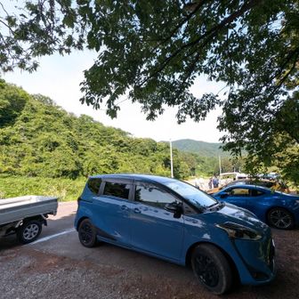 駐車場に戻ったらたくさんの車。人気の山！？
と思ったら山整備の人たちでした。
ありがとうございます。