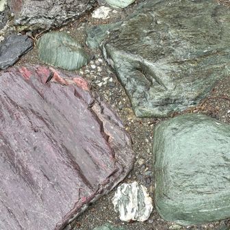 赤っぽい岩や石もチラホラ
赤は鉄⁇