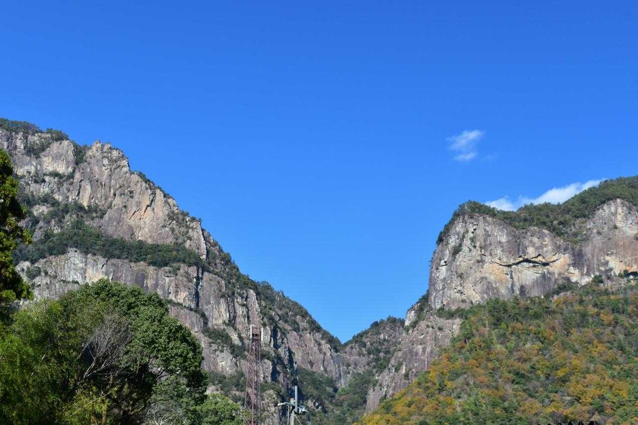 ブルーの空に映える
行縢雄岳と雌岳です。