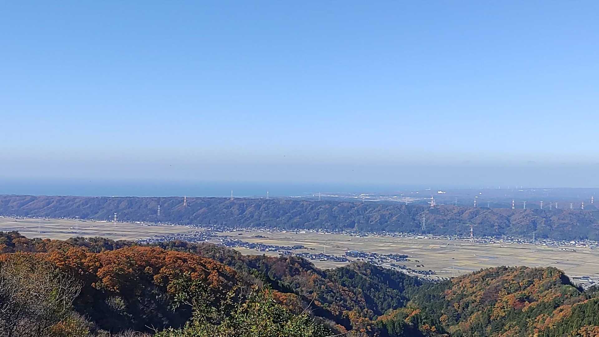 林道から石川県の羽咋市方面
右が能登半島