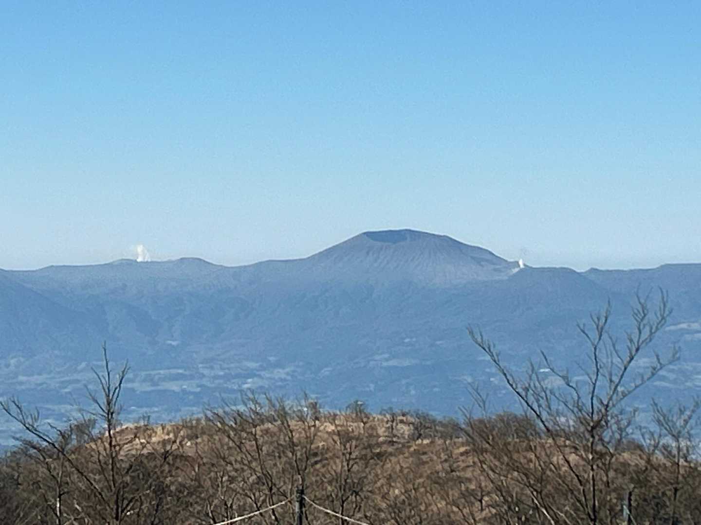 新燃岳の噴煙も確認できる
