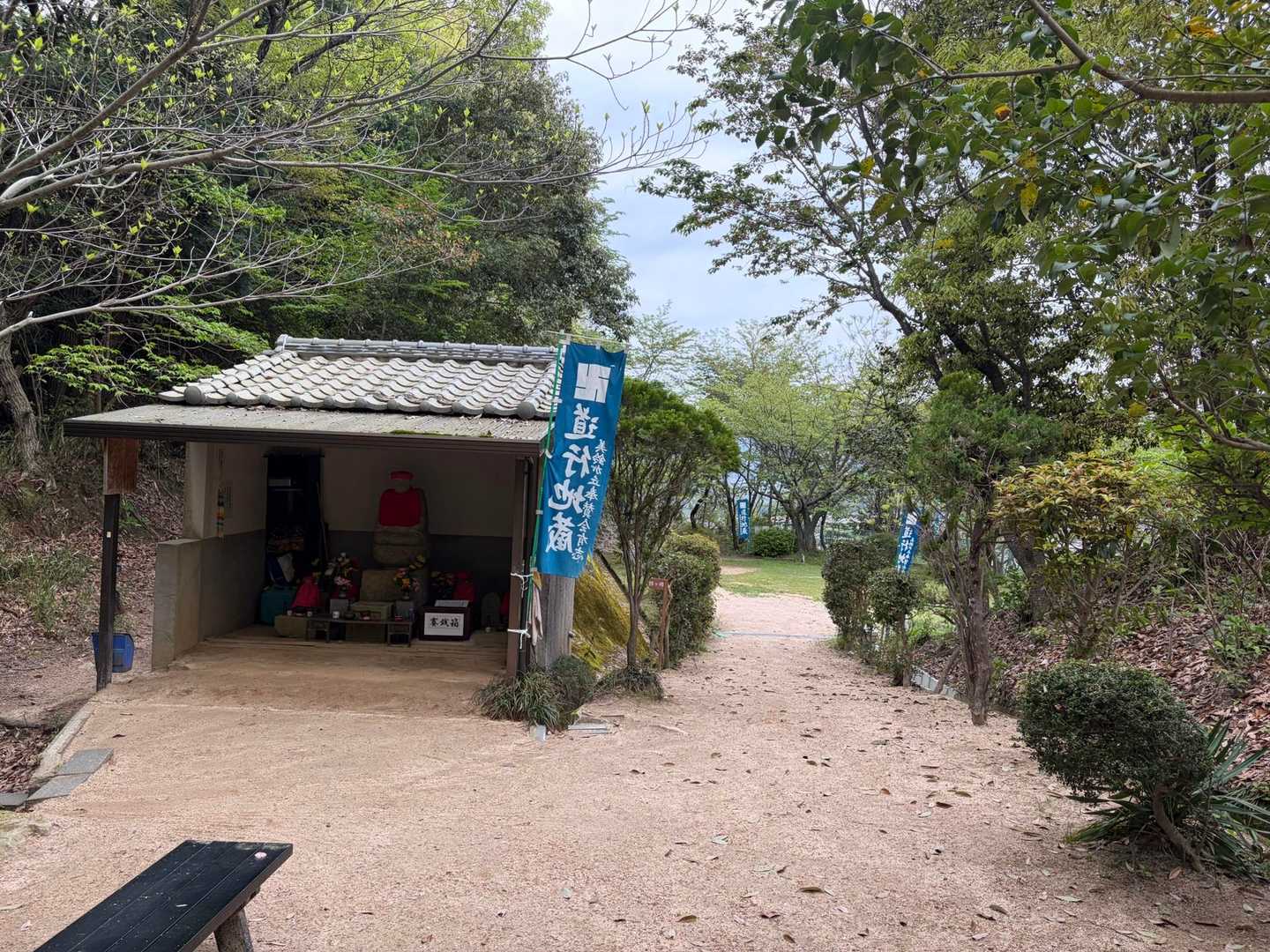 お地蔵さんの前にあるデンデン太鼓を振ったら粉が出てきて黄色い手になった大地君😣
イタズラしちゃいけんよ